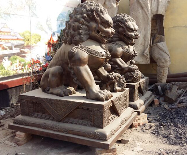 一對(duì)銅獅子